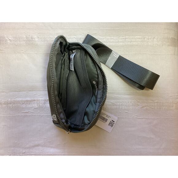 Lululemon Everywhere Belt Bag — NEW With Tags — Olive Green - Picture 1 of 3